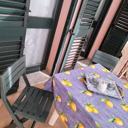 Casa Corallo Centralissimo Due Letto Cucina E Nuovo Letto Matrimoniale E Singoli Aria Condizionata Parcheggio Interno Coperto Ideale X 2 O 3 Moto