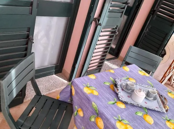 Casa Corallo Centralissimo Due Letto Cucina E Nuovo Letto Matrimoniale E Singoli Aria Condizionata Parcheggio Interno Coperto Ideale X 2 O 3 Moto