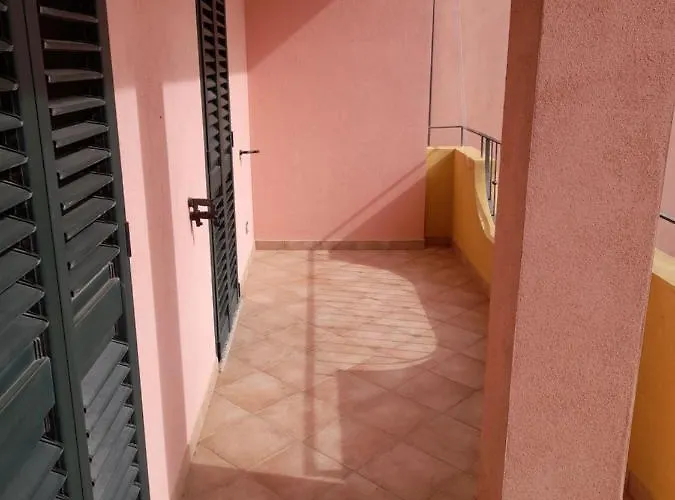 Appartamento Casa Corallo Centralissimo Due Letto Cucina E Nuovo Letto Matrimoniale E Singoli Aria Condizionata Parcheggio Interno Coperto Ideale X 2 O 3 Moto